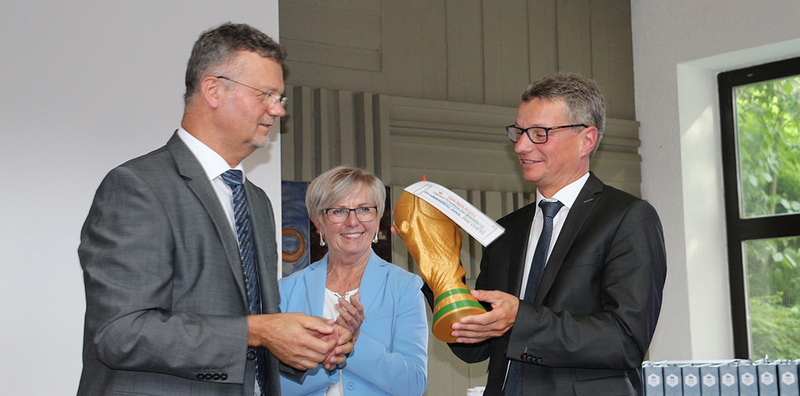 Juli 2018 - OStD Peter (BSZ Regen) überreicht WM-Pokal an Kultusminister Sibler (Foto: Wolfgang Schneider, FOS/BOS Regen)