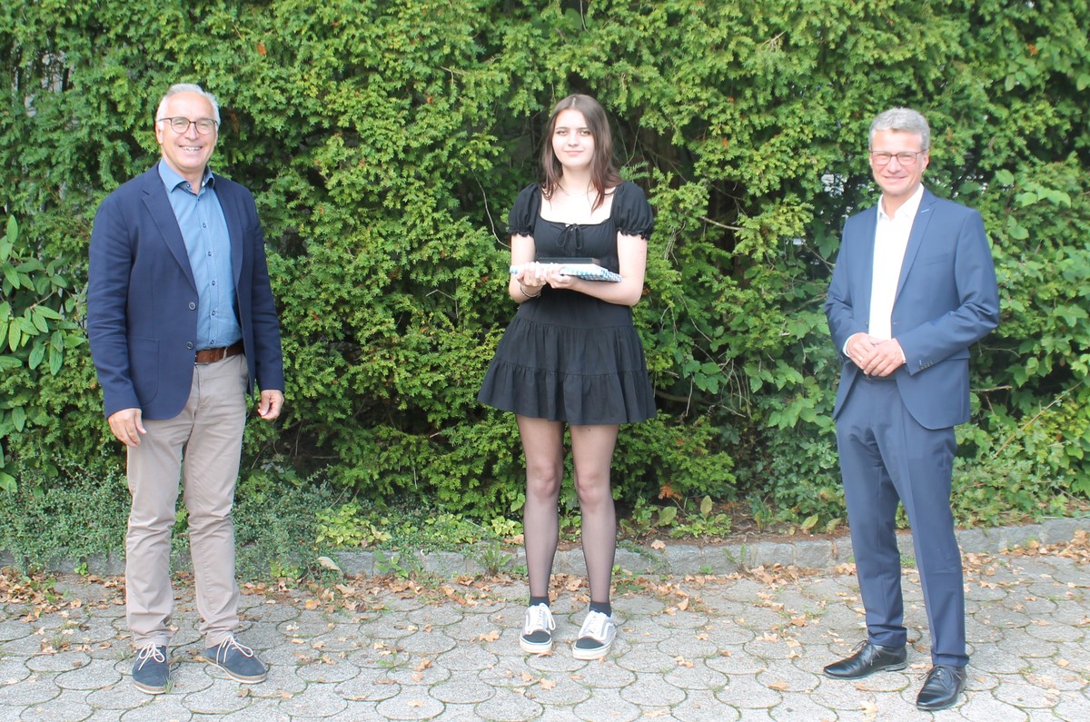 Die Spitzenschülerin Anna Blenk flankiert von Staatsminister Bernd Sibler und Schulleiter OStD Johann Riedl (Foto: Johann Riedl)