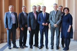  Von li. nach r.: MdL Helmut Radlmeier, MdL Walter Taubeneder, MdL Josef Zellmeier, MdL Hans Ritt, Bernd Sibler, MdL Prof. Dr. Gerhard Waschler, MdL Max Gibis, MdL Dr. Petra Loibl (Bild: Kerstin Wies, CSU-Fraktion)